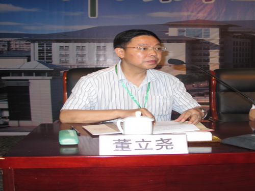 嫩草影院
书记董立尧教授主持会议