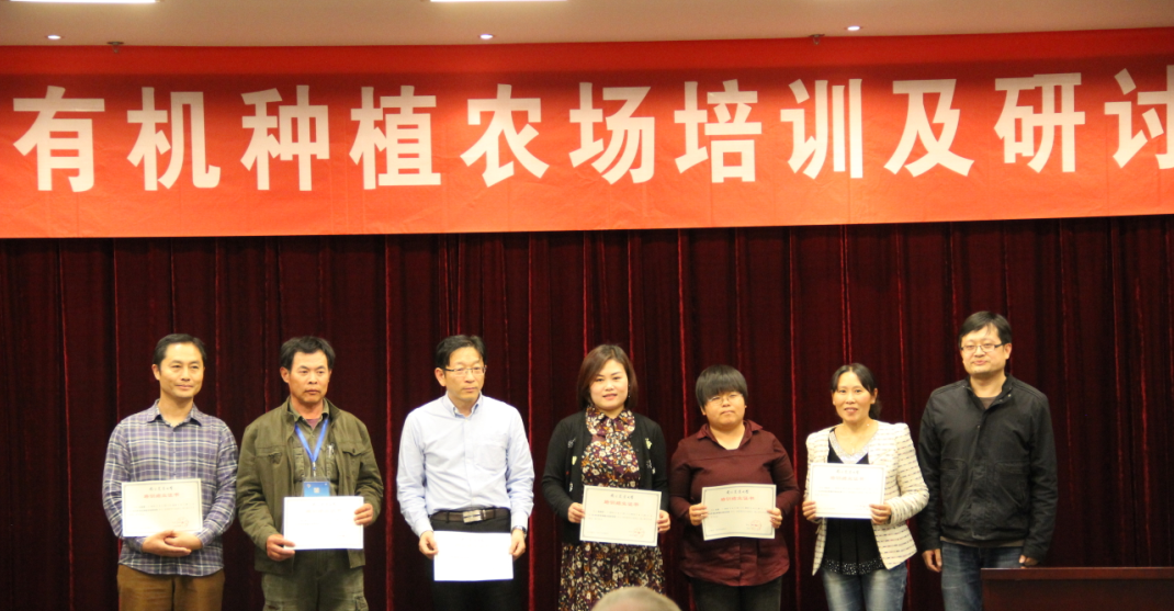 9嫩草影院
副院长叶永浩教授为参会代表颁发结业证书